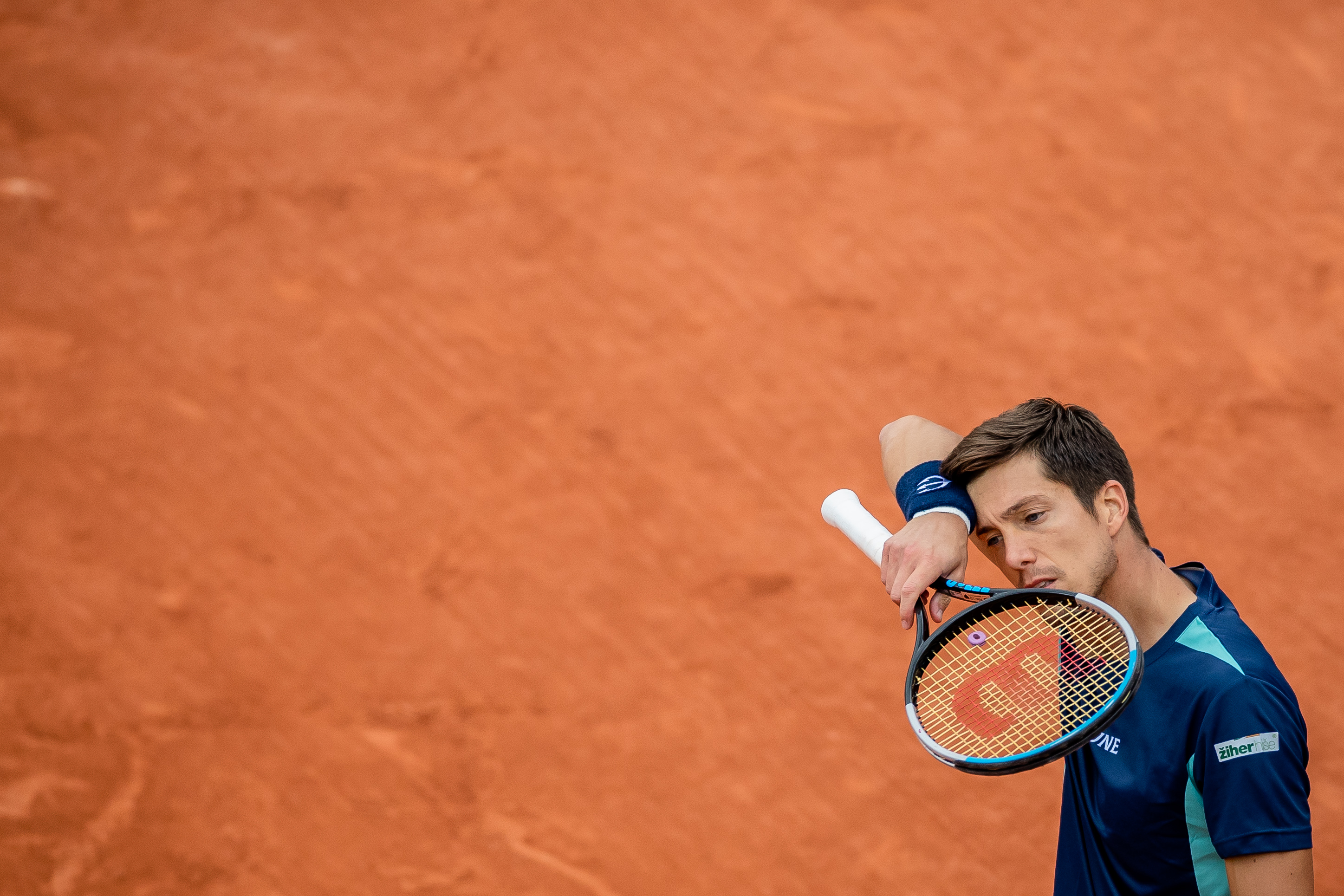 包含意大利网球队完胜日本网球队，西西帕斯关键制胜的词条