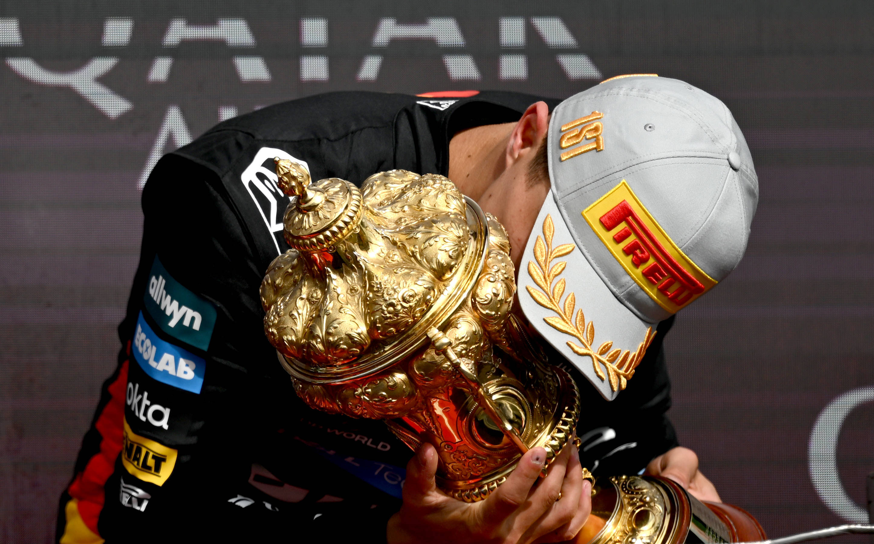 索伯车队逆转红牛车队，皮亚斯特里带队取胜