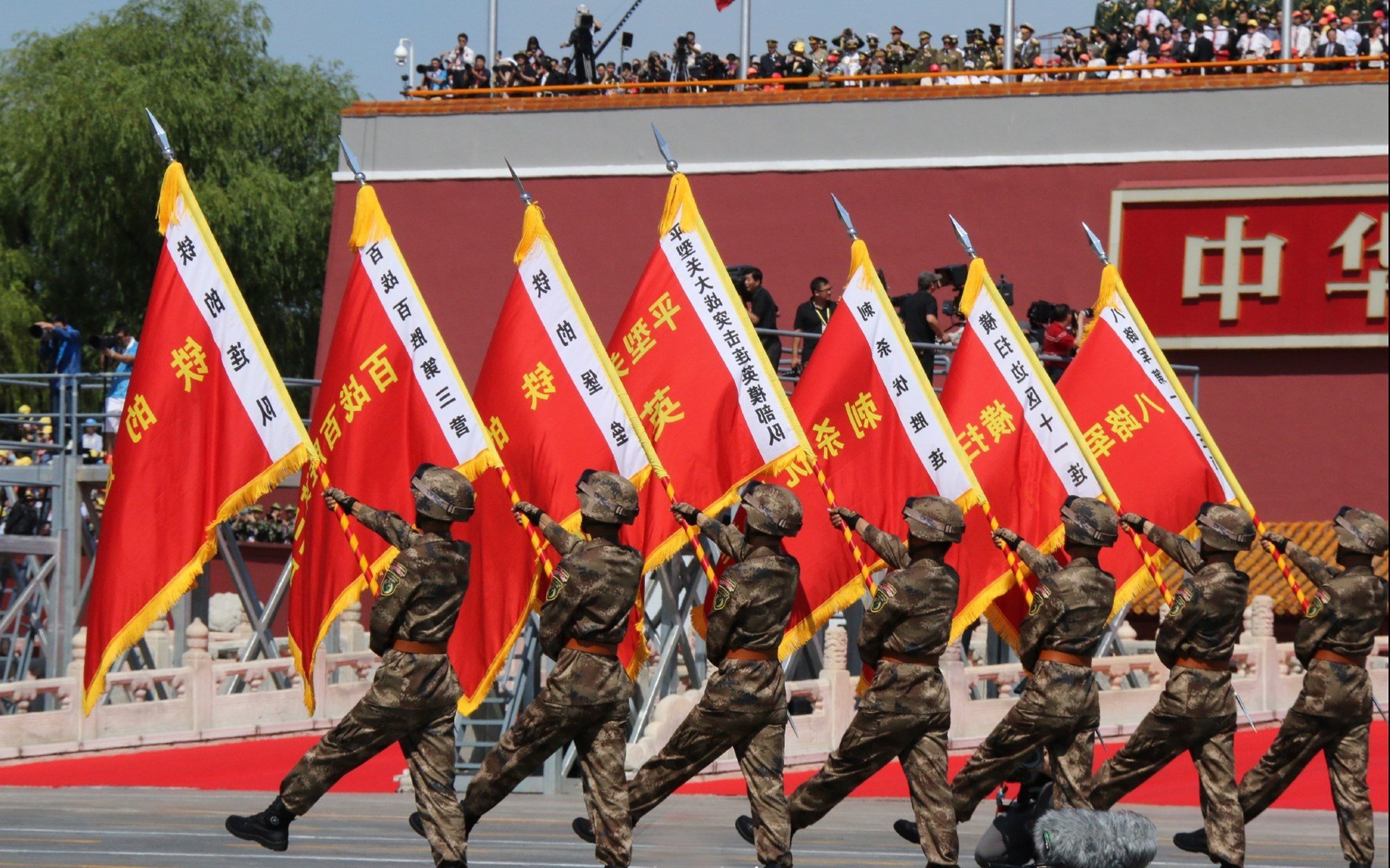 足球的双城记，C罗的英雄叙事与哥伦比亚的团队美学